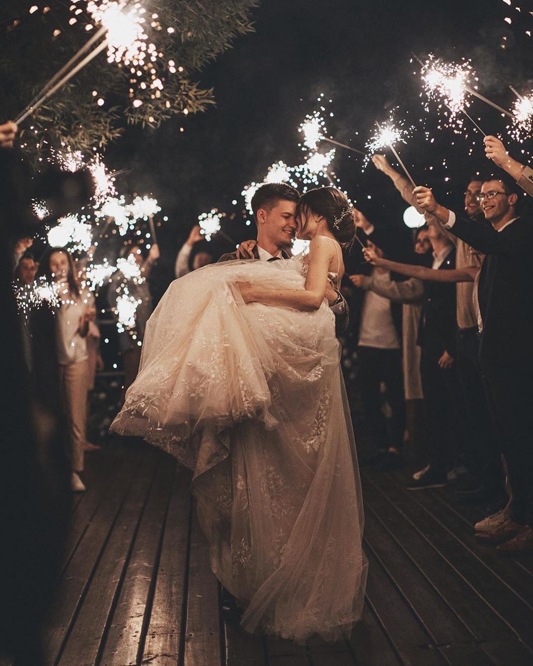 Romantic Long Tulle Spaghetti Straps Lace Wedding Dress with A-Line V-Neck