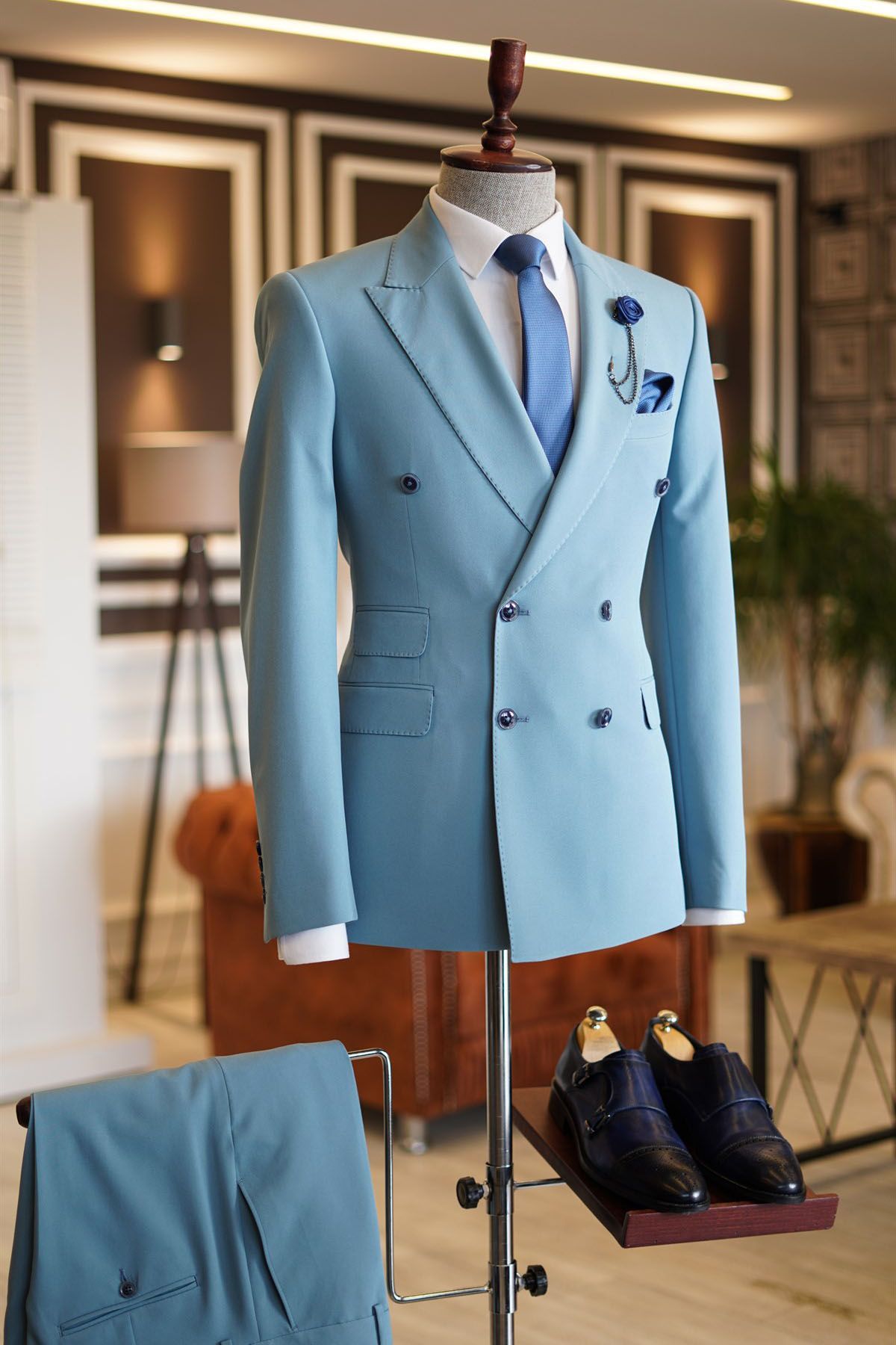 Stylish Sky Blue Peaked Lapel Groom Suit with Double-Breasted