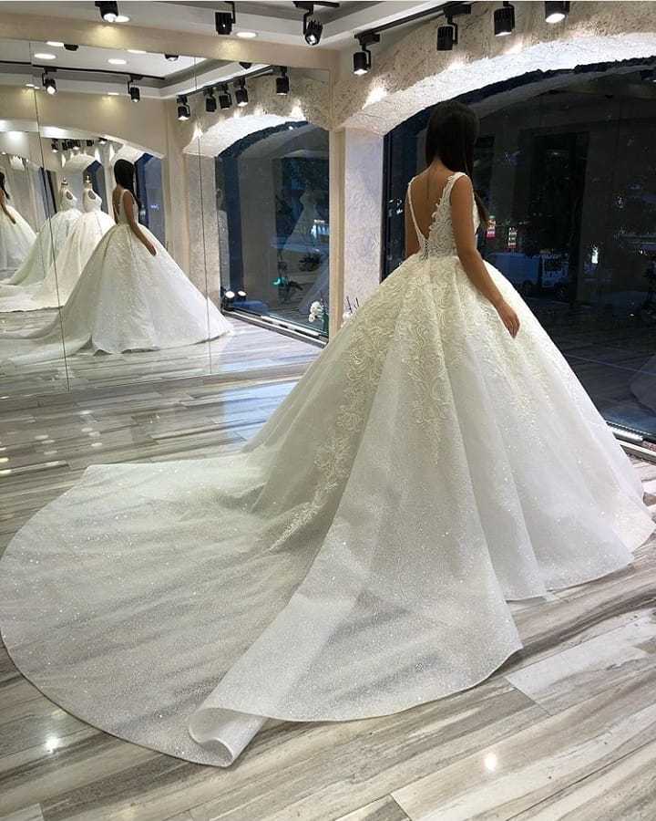 Stunning Spaghetti-Straps Sequins Backless Ball Gown Sweetheart Wedding Dress with Appliques Lace