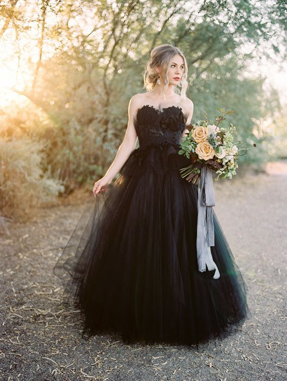 Chic Black Long Lace Tulle Open Back Wedding Dress with Sweetheart