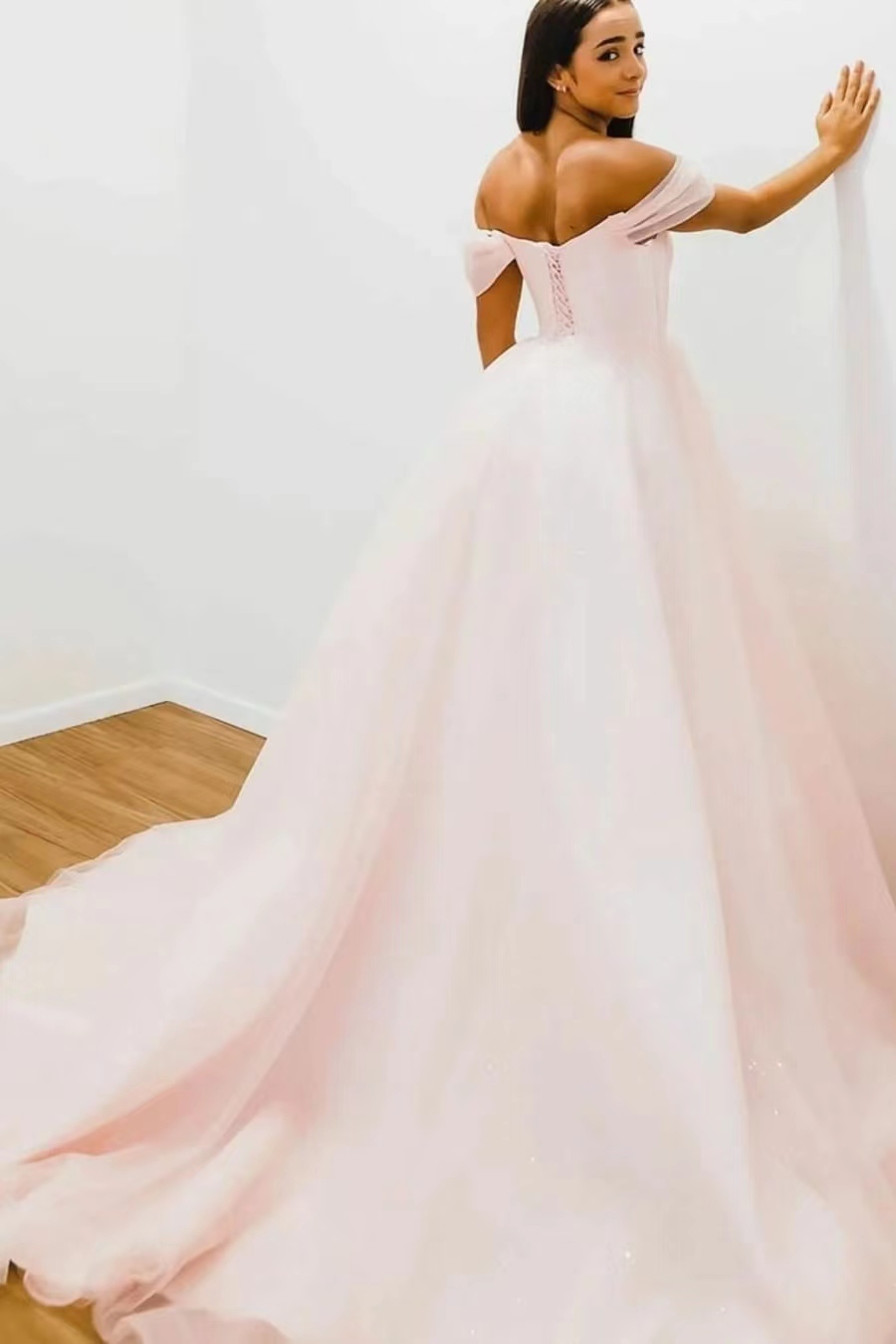 Blushing Pink V-Neck Strapless Off-The-Shoulder Evening Dress With Tulle