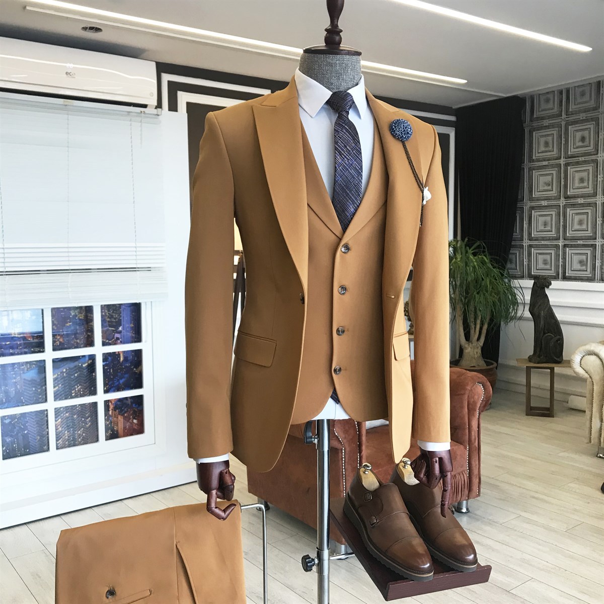 Handsome Gold Brown Peaked Lapel Party Man's Three-Piece Suit for Prom