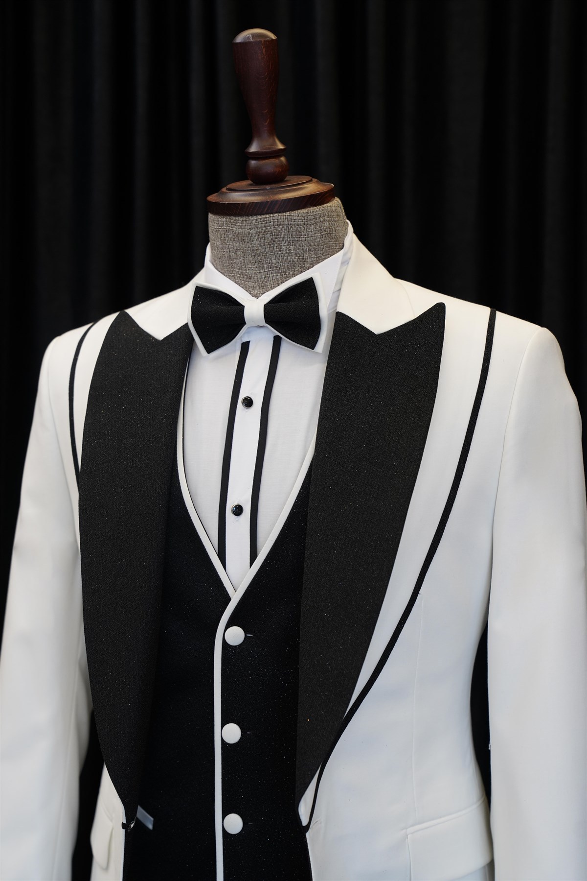 Abel Three-Piece Fashion White and Black Peaked Lapel Wedding Suits