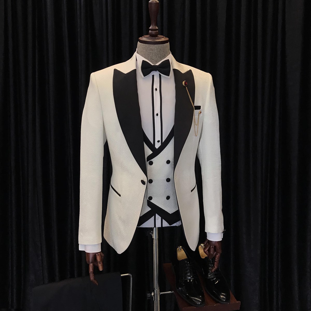 Antony Fashion White Three-Piece Wedding Men's Suits with Black Peaked Lapel