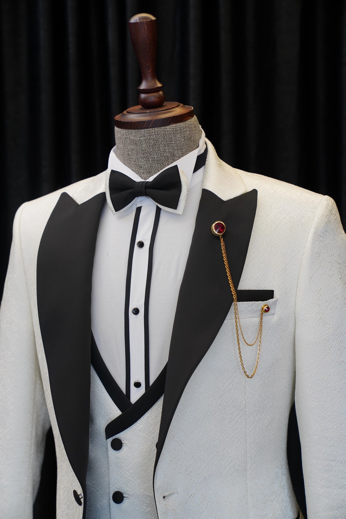 Antony Fashion White Three-Piece Wedding Men's Suits with Black Peaked Lapel
