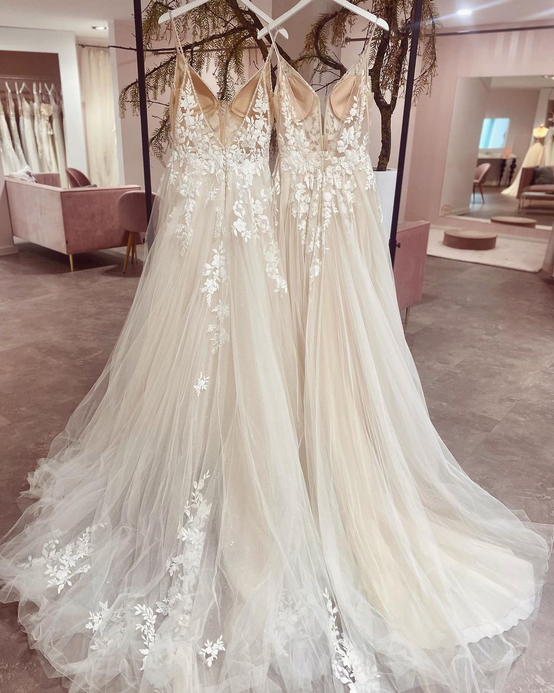 Classic V-Neck A-Line Tulle Spaghetti-Straps Wedding Dress with Appliques Lace