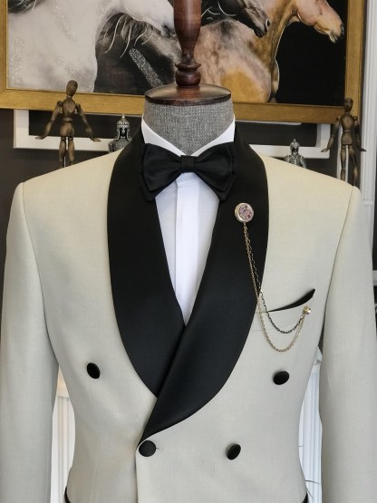 Latest Design Light Champagne Shawl-Lapel Double-Breasted Men's Suits for a Sharp Look