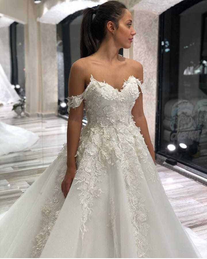 Stunning Sweetheart Off-the-Shoulder A-Line Wedding Dress with Appliques Lace Tulle