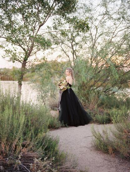 Chic Black Long Lace Tulle Open Back Wedding Dress with Sweetheart