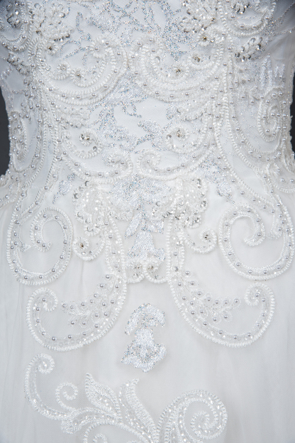 Chic Ruffles Ball Gown Long Sleeve Wedding Dress with Lace Appliques