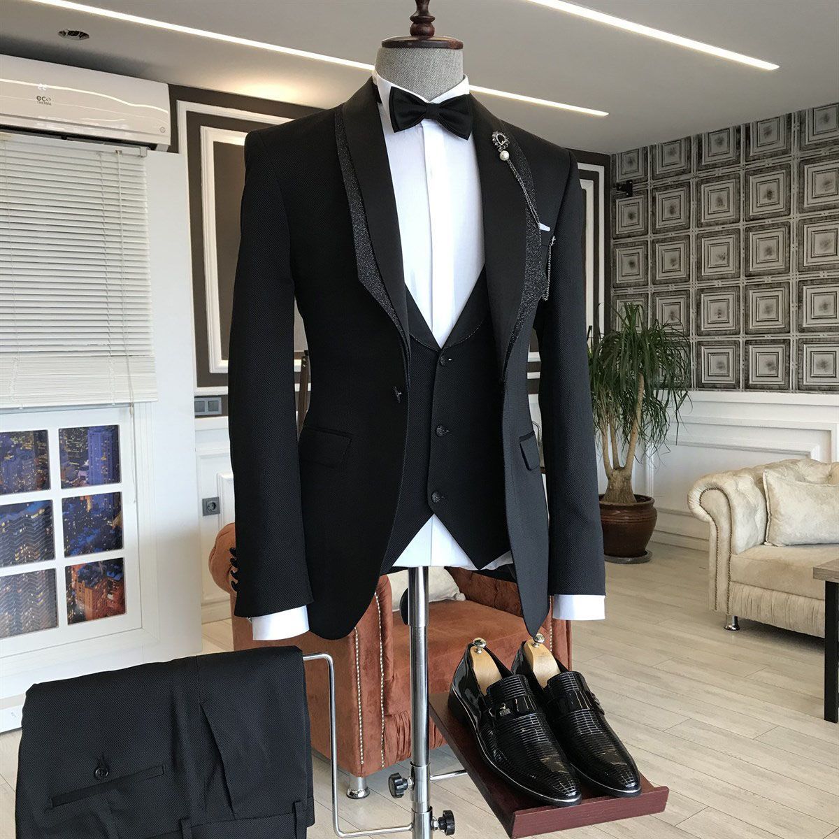 Handsome Black Shawl Lapel One-Button Three-Piece Wedding Tuxedos