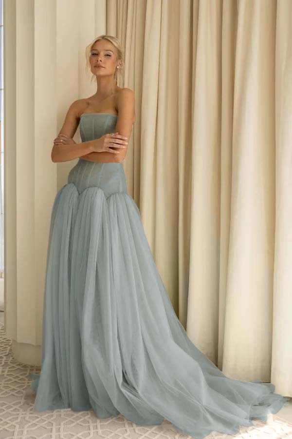 Charming Tulle Strapless Sleeveless Long Formal Dress With Pleated