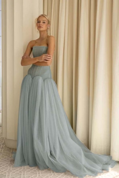 Charming Tulle Strapless Sleeveless Long Formal Dress With Pleated