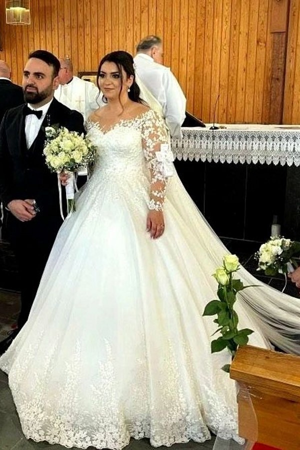 Sexy Long Sleeves Princess Off-the-Shoulder Wedding Dress with Lace Appliques