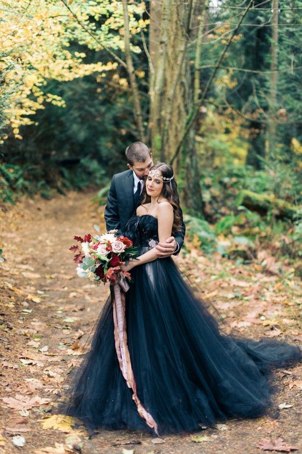 Modern Strapless Tulle Long Black A-Line Wedding Dress with Appliques Lace