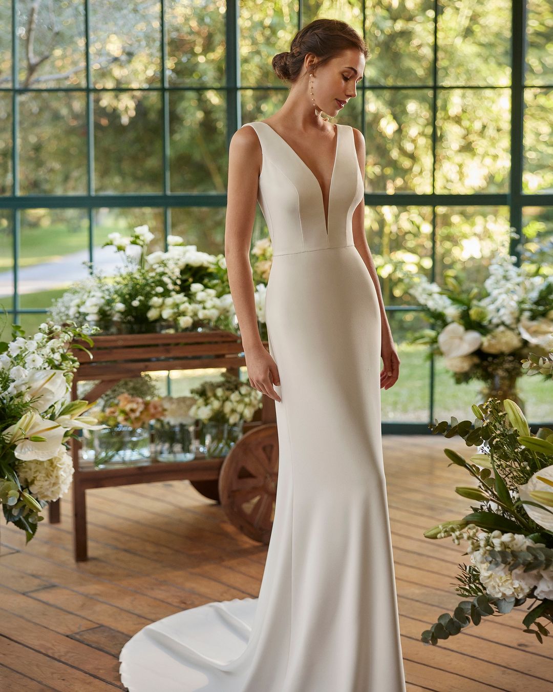 Elegant White Sleeveless V-Neck Long Wedding Evening Dress