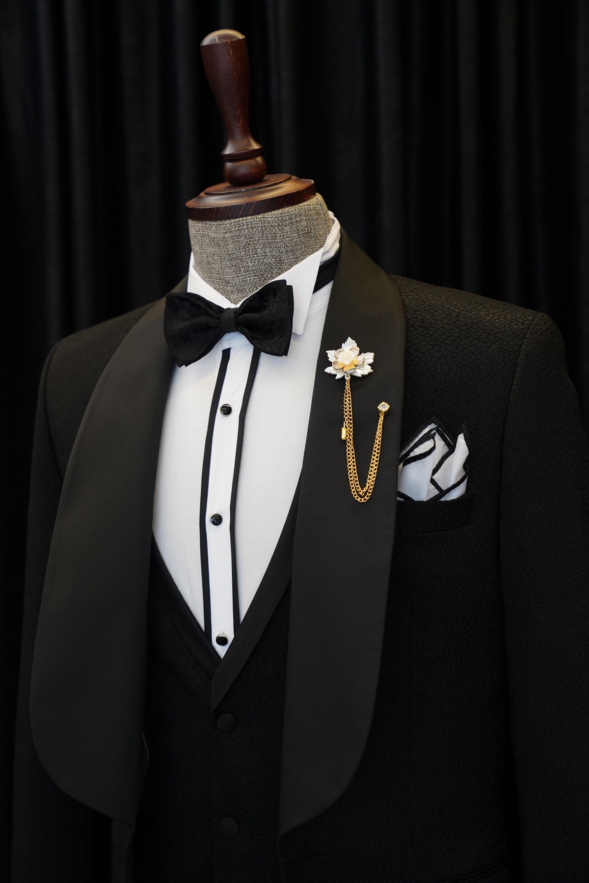 Alfred Chic Black Three-Piece Shawl Lapel Wedding Men's Suits