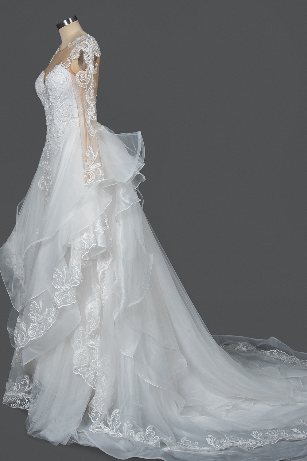 Chic Ruffles Ball Gown Long Sleeve Wedding Dress with Lace Appliques