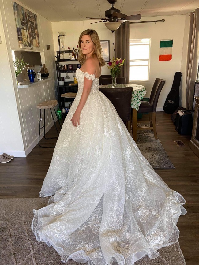 Elegant A-Line Off-the-Shoulder Lace Wedding Dress with Appliques Beads