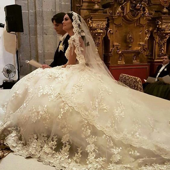 Modest Backless Floor-Length Princess Bateau Long Sleeves Wedding Dress Appliques Lace Ruffles