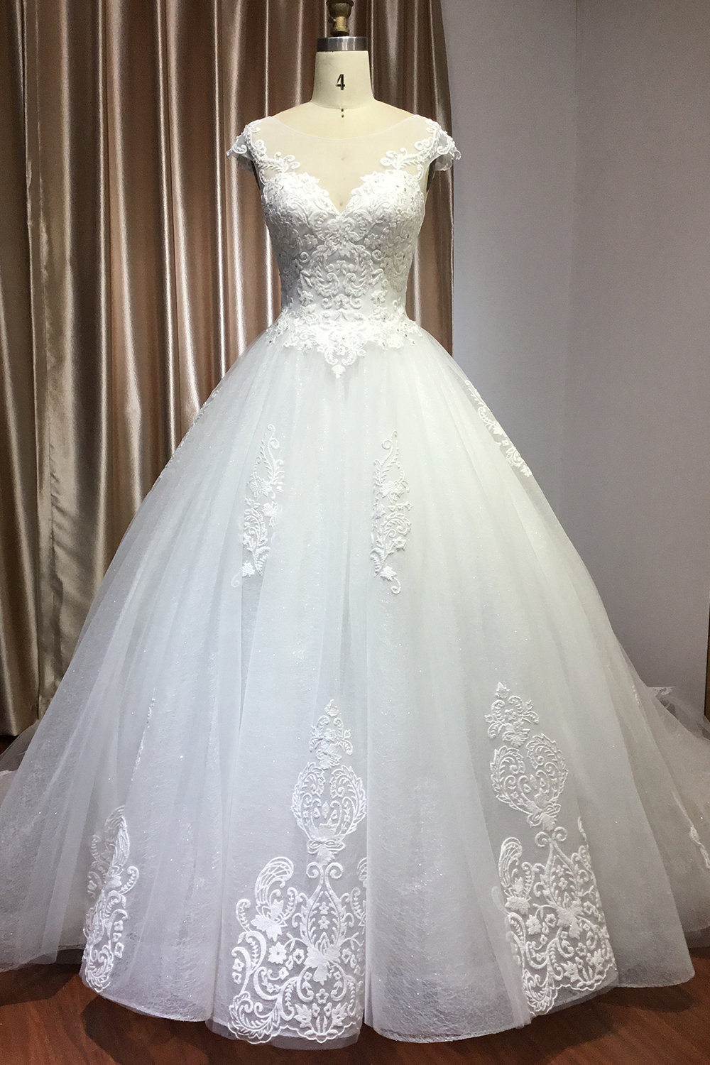 Stunning Cap Sleeve Ball Gown Sheer Tulle Wedding Dress with Lace V-Neck