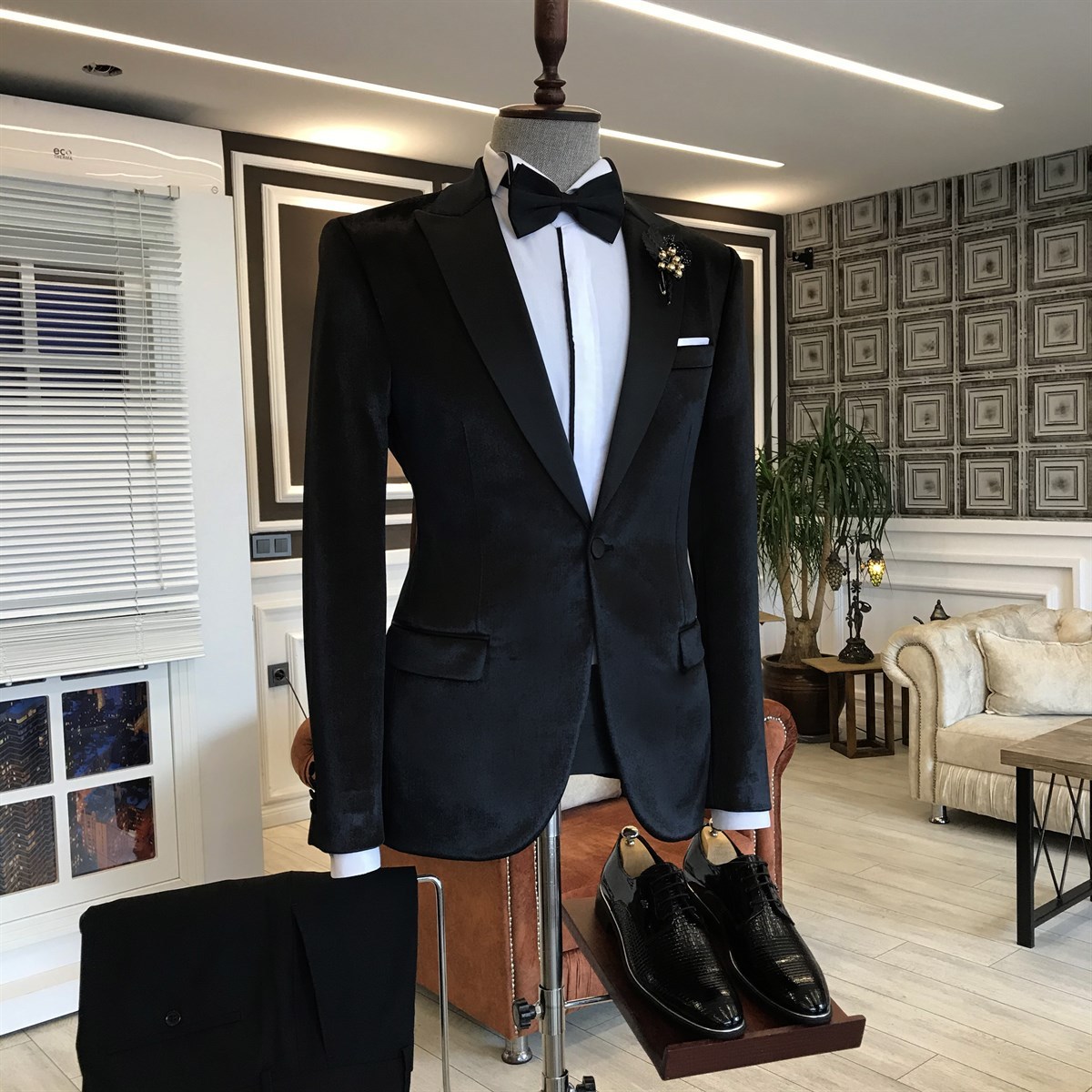 Slim Fit Black Velvet One-Button Peaked Lapel Men's Suits