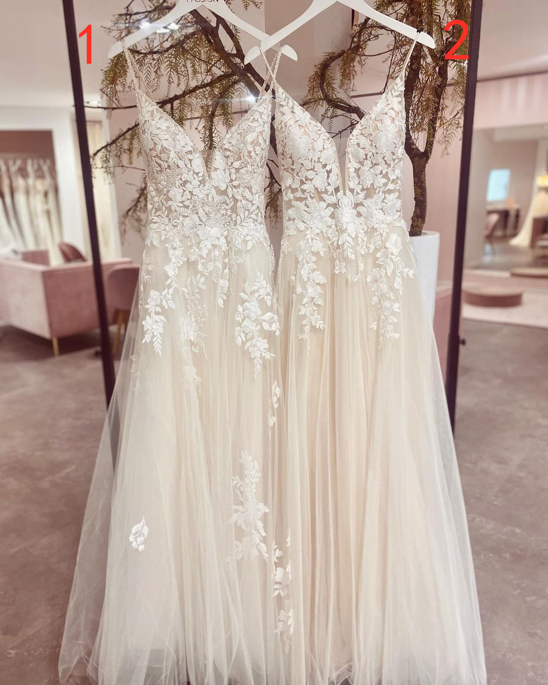 Classic V-Neck A-Line Tulle Spaghetti-Straps Wedding Dress with Appliques Lace