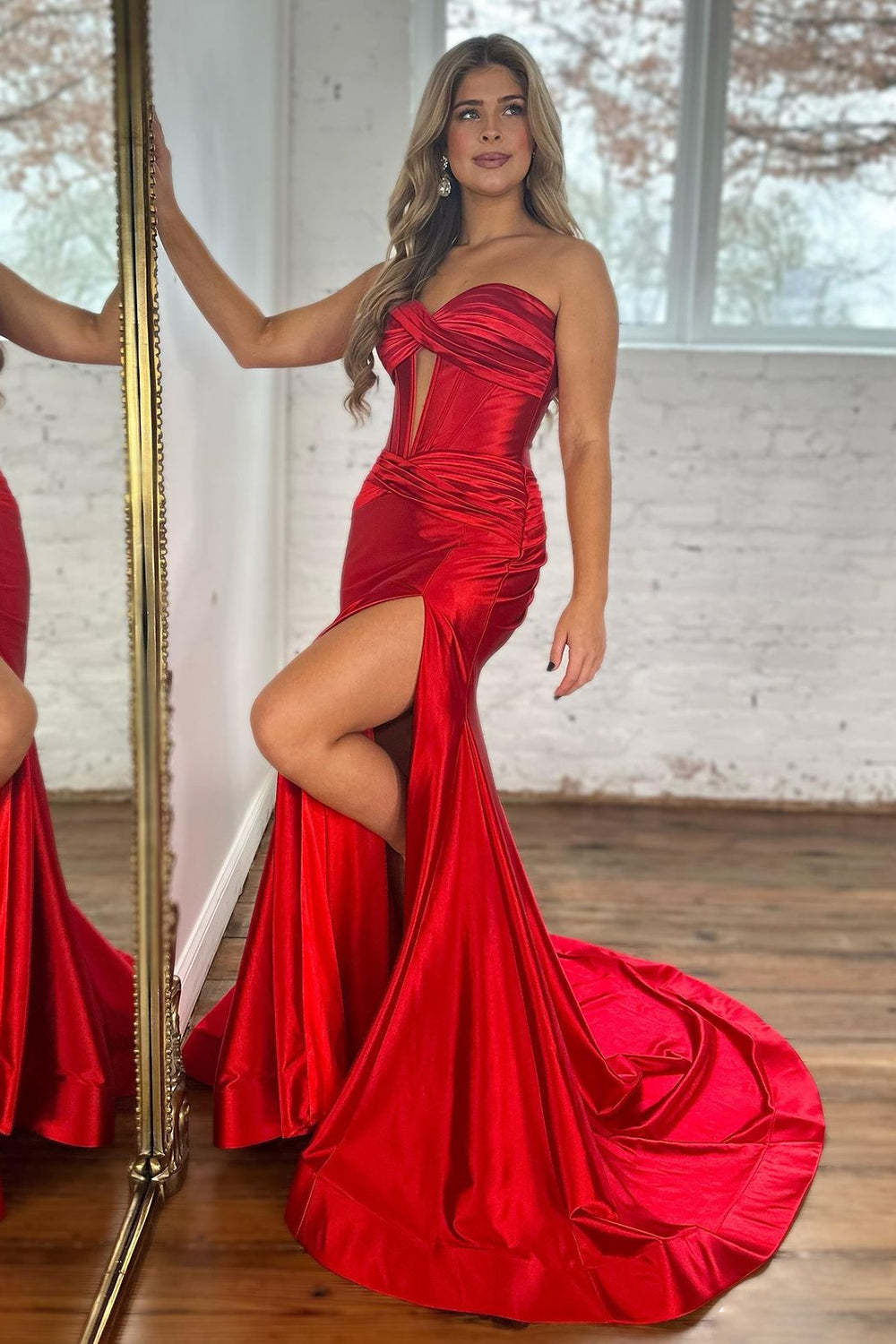 Elegant Red Satin Mermaid Prom Dress with Sweetheart Corset and Front Split