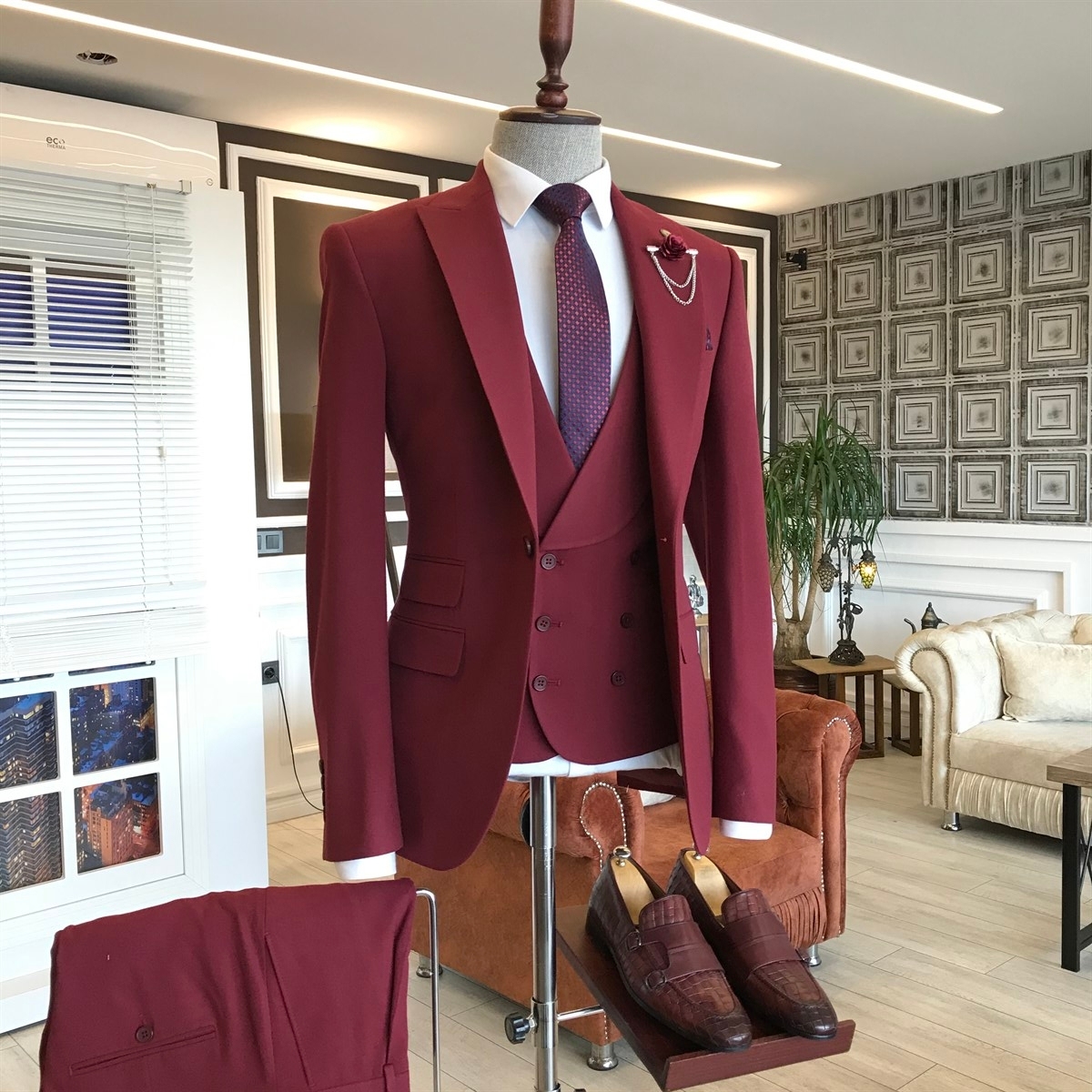 Stylish Dark Red Peaked Lapel Three-Piece Groom and Groomsmen Suit
