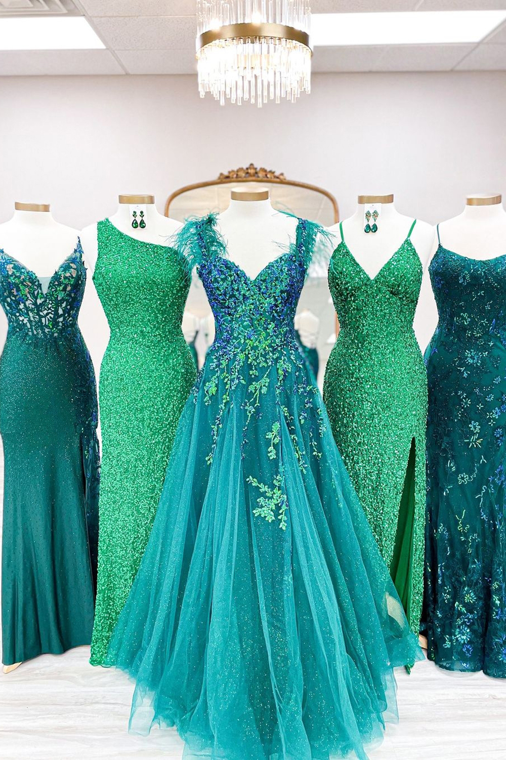 Elegant Dark Green V-Neck A-Line Prom Gown with Feather Embroidery