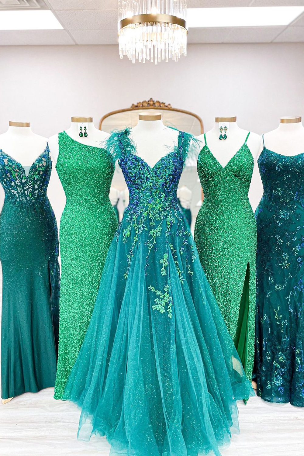 Elegant Dark Green V-Neck A-Line Prom Gown with Feather Embroidery