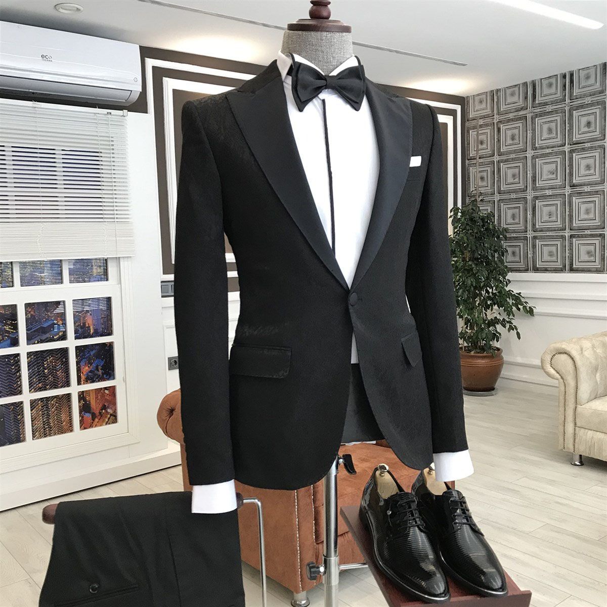 New Arrival Slim Fit Leopold Traditional Black Peaked Lapel Men's Suits