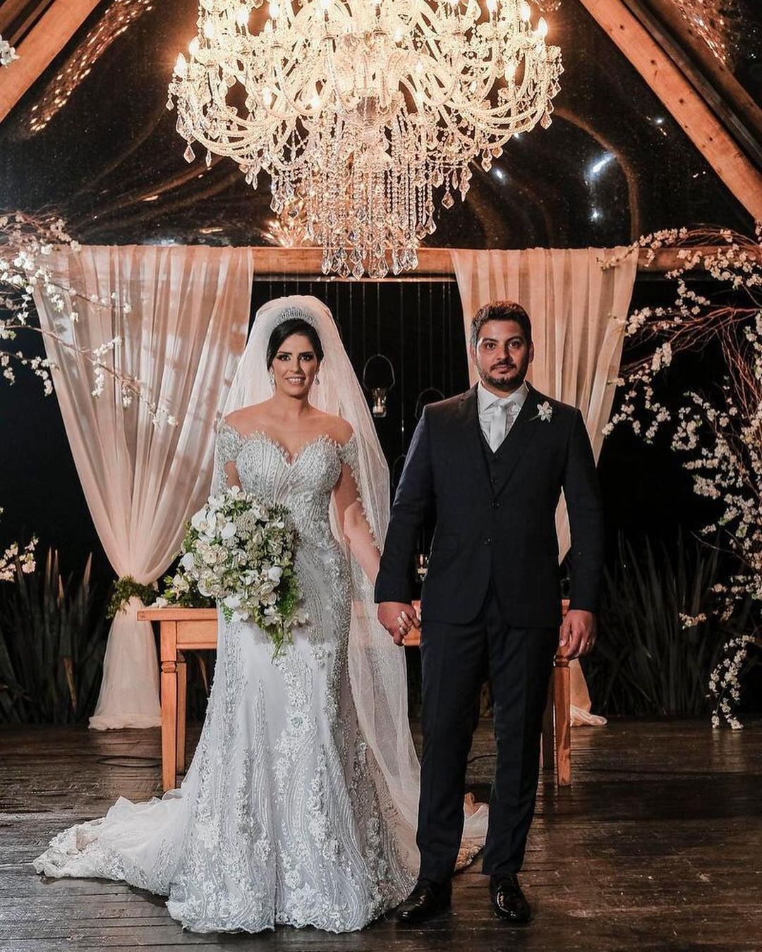 Elegant Long Sleeves Mermaid Off-the-Shoulder Wedding Dress with Appliques Lace