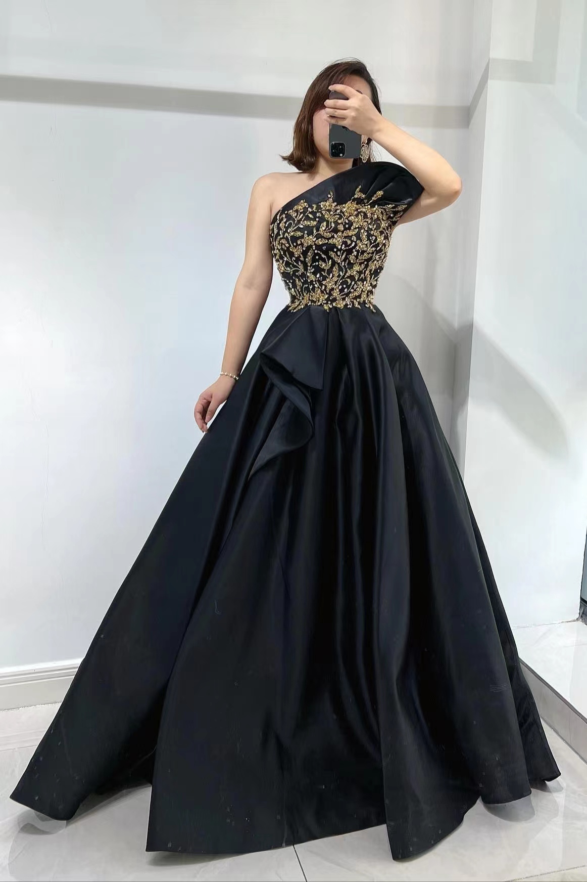 Gorgeous Sleeveless Beadings Black Strapless Evening Dress With One Shoulder Slit