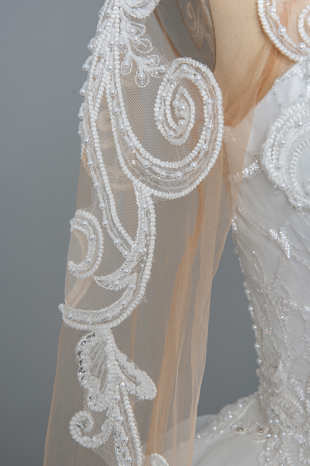Chic Ruffles Ball Gown Long Sleeve Wedding Dress with Lace Appliques