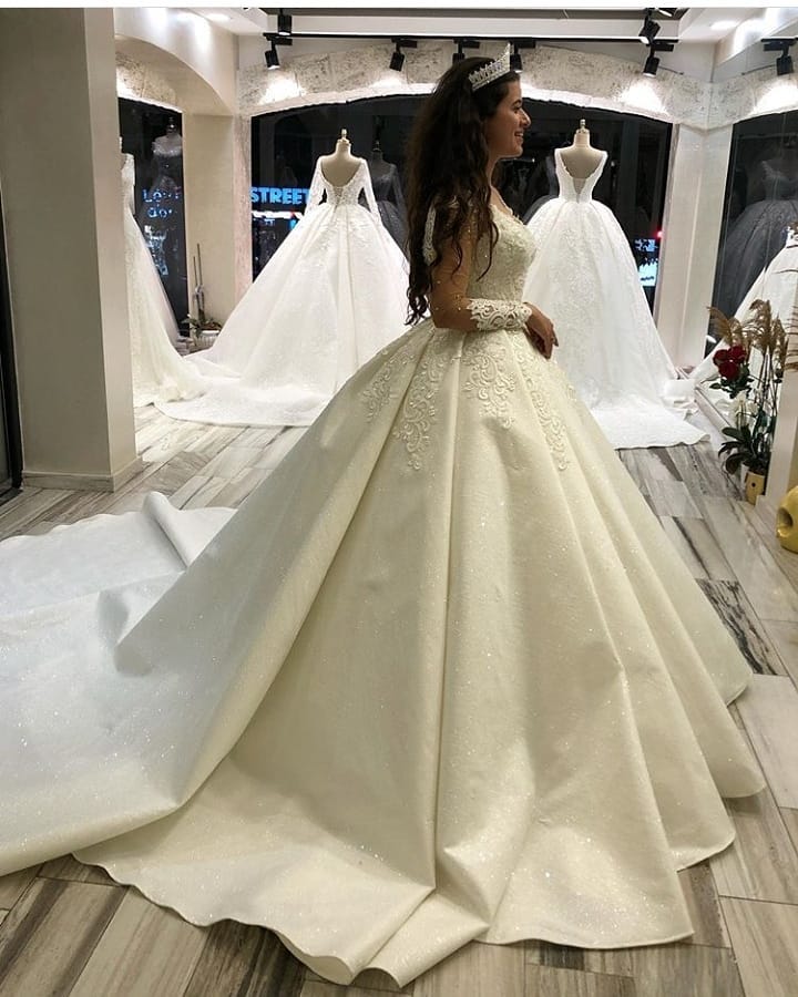 Glamorous Long Sleeves Sweetheart Satin Princess Wedding Dress with Appliques