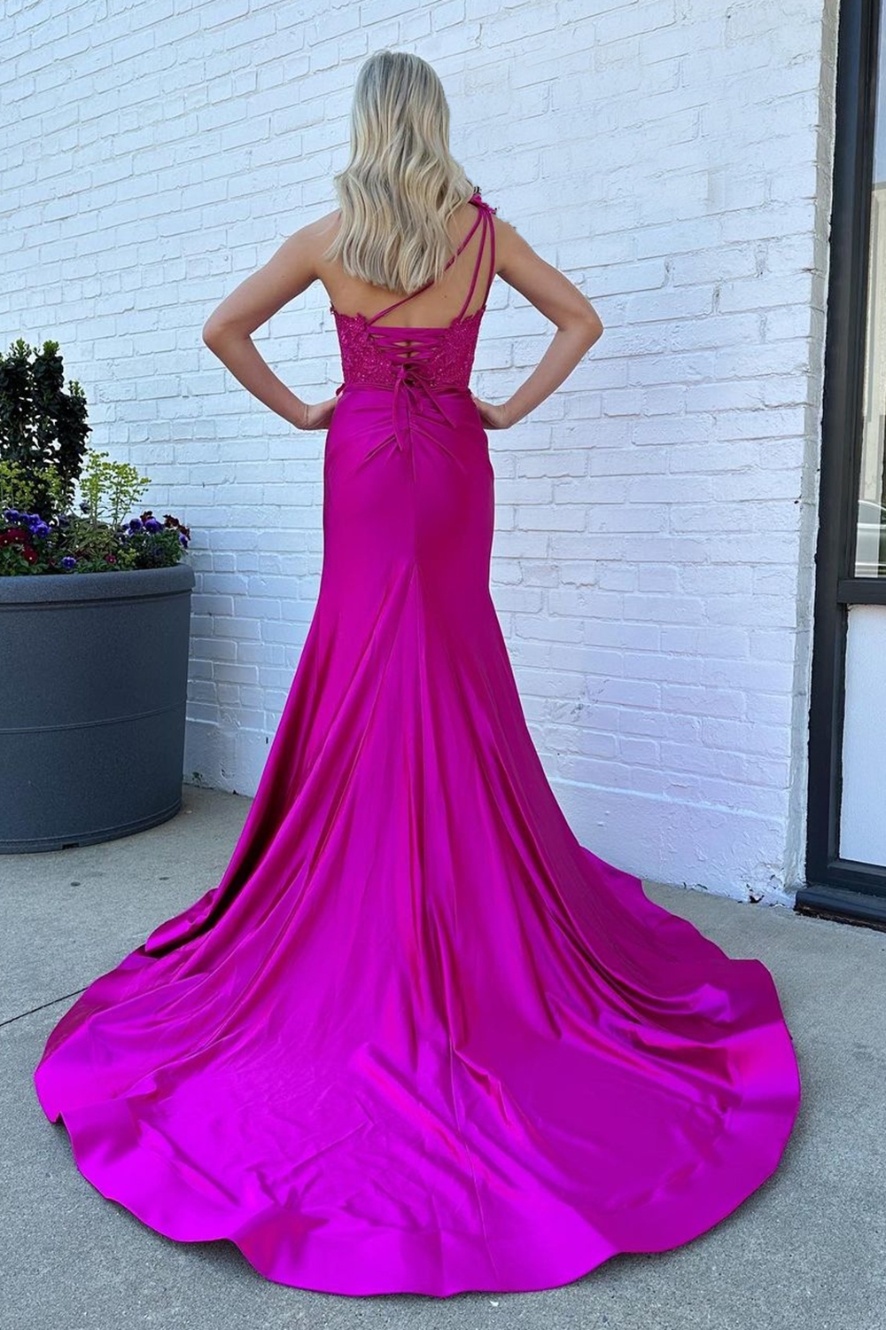 Stylish Fuchsia One-Shoulder Mermaid Corset Gown with Ruched Detail and Appliques