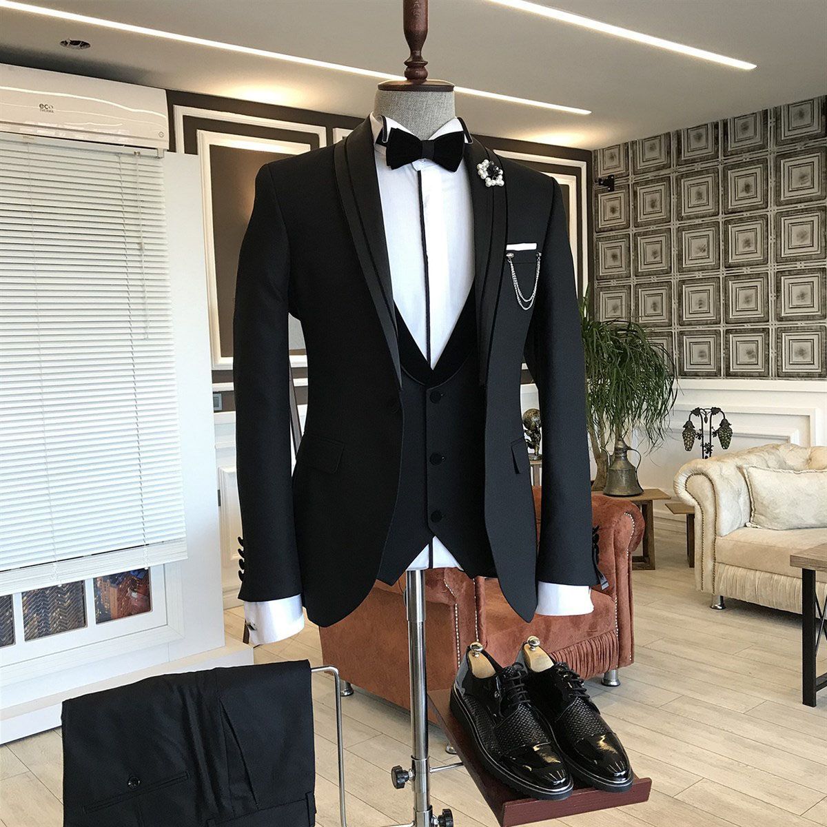 Earl Classic Black Shawl Lapel Three-Piece Wedding Suits Good Choice for Grooms