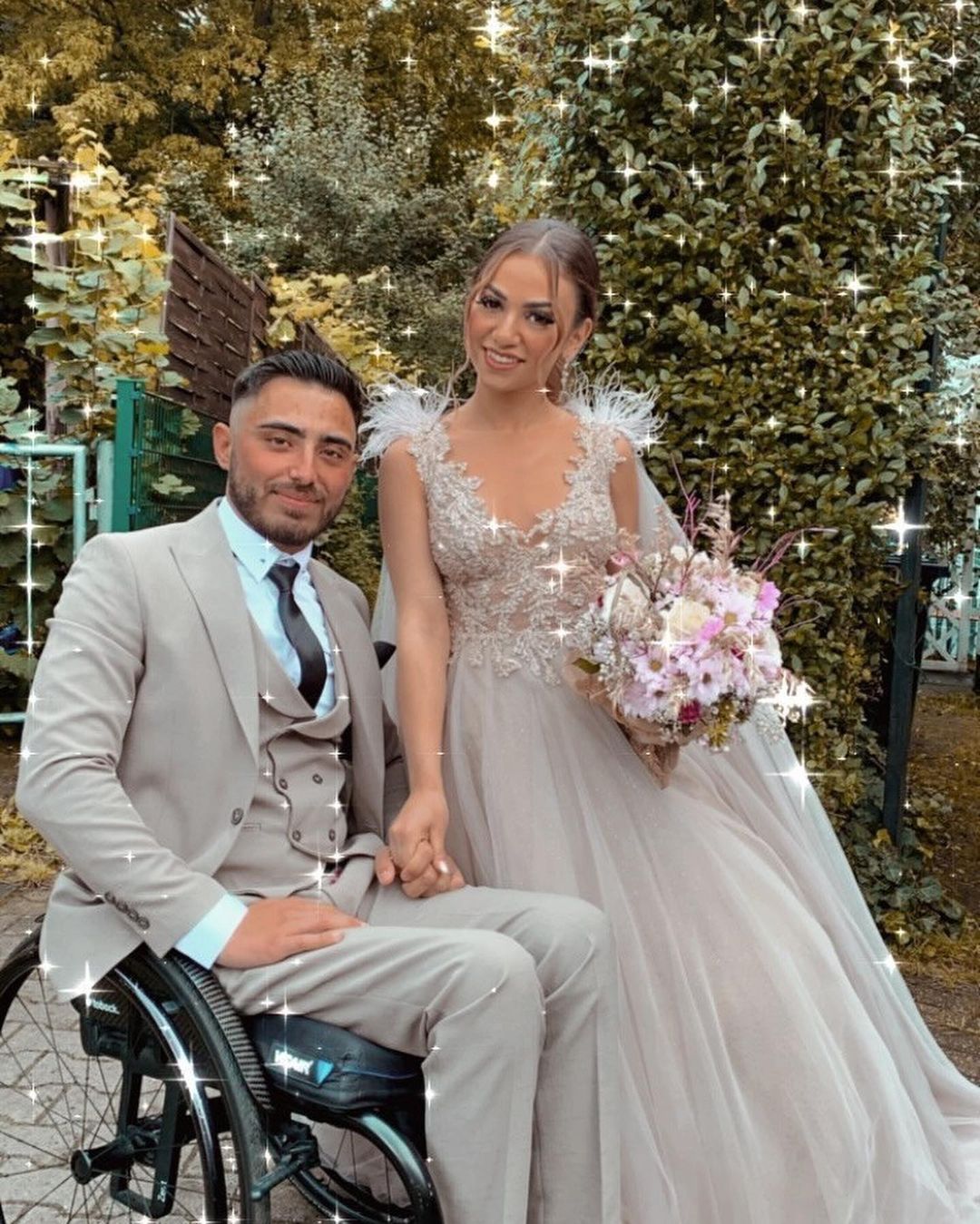 Luxury Sleeveless A-Line V-Neck Wedding Dress Lace Tulle with Feathers