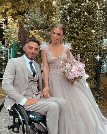 Luxury Sleeveless A-Line V-Neck Wedding Dress Lace Tulle with Feathers