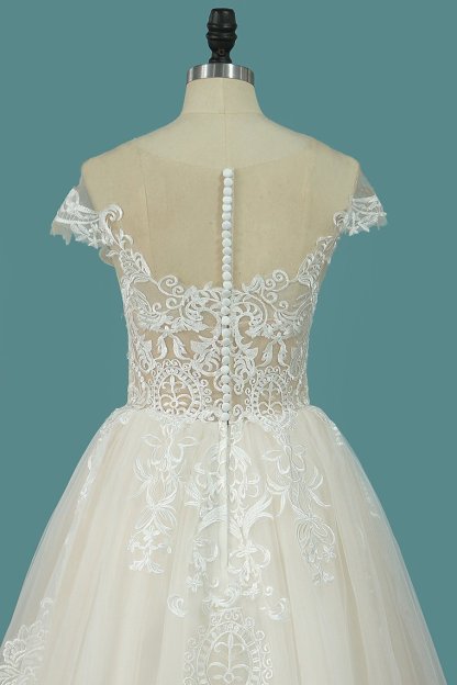 Romantic Ruffles A-Line Floor-Length Bateau Lace Wedding Dress with Tulle Appliques