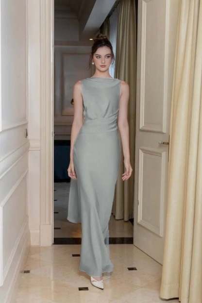 Long Slimming Sleeveless Formal Dress Flowy Backless With Pleated