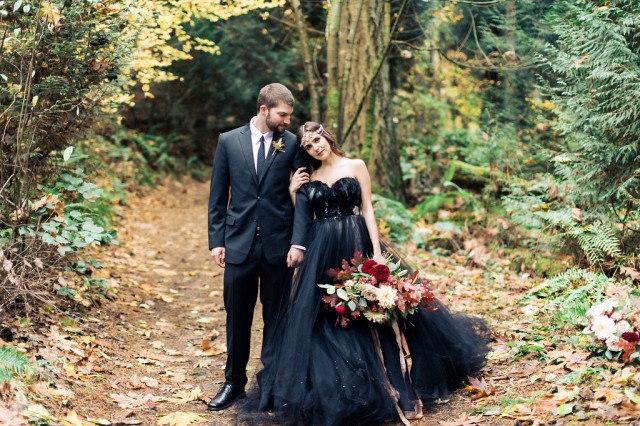 Modern Strapless Tulle Long Black A-Line Wedding Dress with Appliques Lace