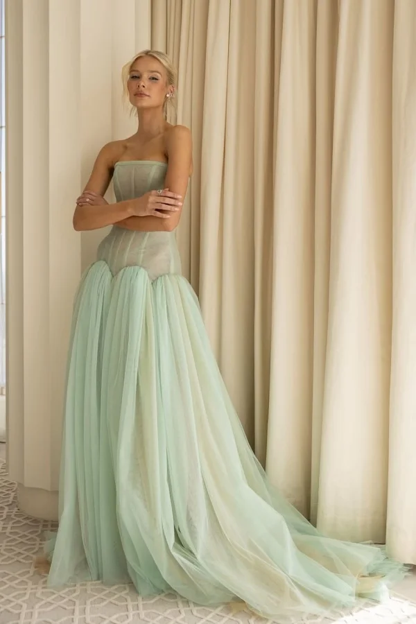 Charming Tulle Strapless Sleeveless Long Formal Dress With Pleated