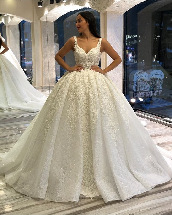 Stunning Spaghetti-Straps Sequins Backless Ball Gown Sweetheart Wedding Dress with Appliques Lace