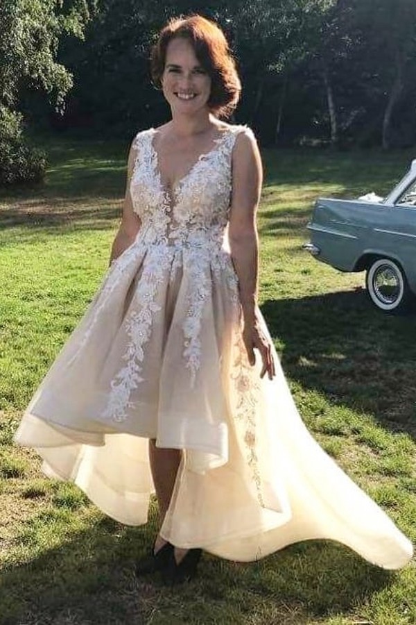 Luxury Open Back Tulle A-Line Hi-Lo Ruffles V-Neck Wedding Dress with Appliques Lace