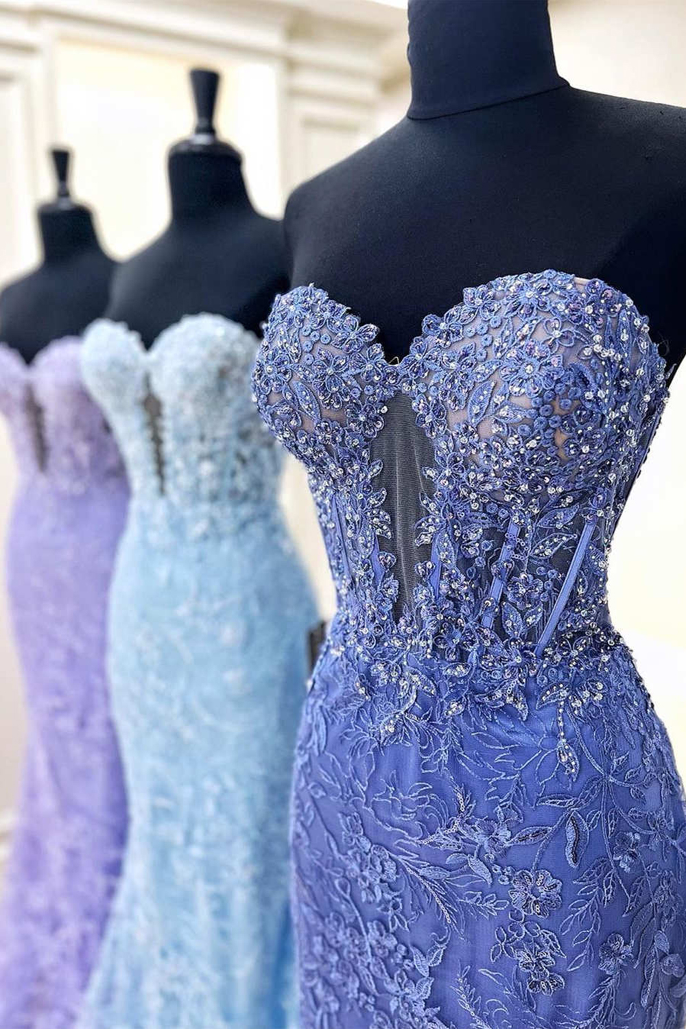 Elegant Black Mermaid Sweetheart Corset Prom Dress Featuring Appliques