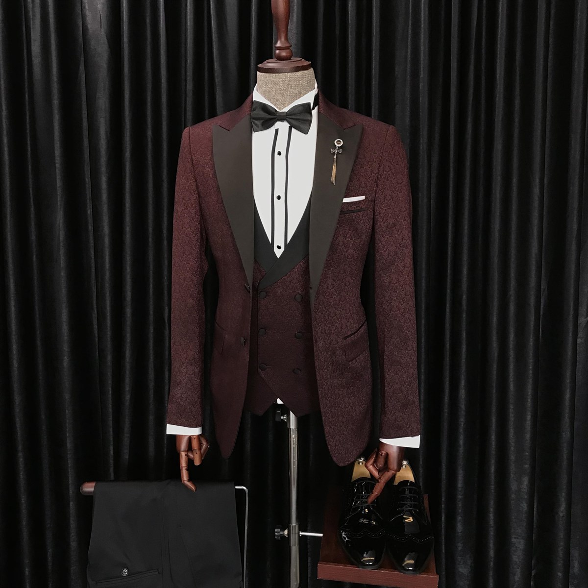 Modern Burgundy Jacquard Peaked Lapel Three-Piece Men's Suits for Wedding