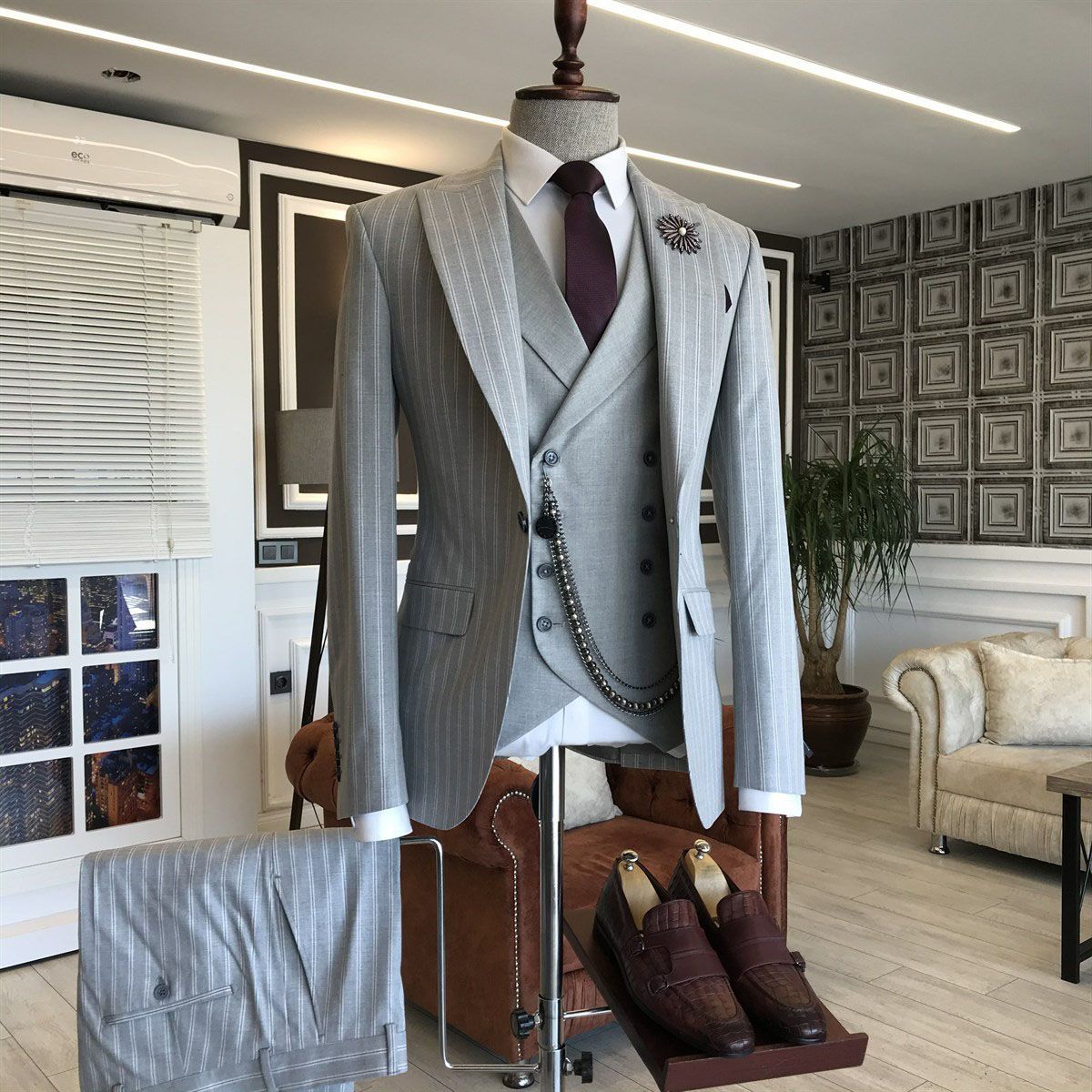 Glamorous Gray Striped Peaked Lapel Prince Suit for Wedding with Three-Pieces