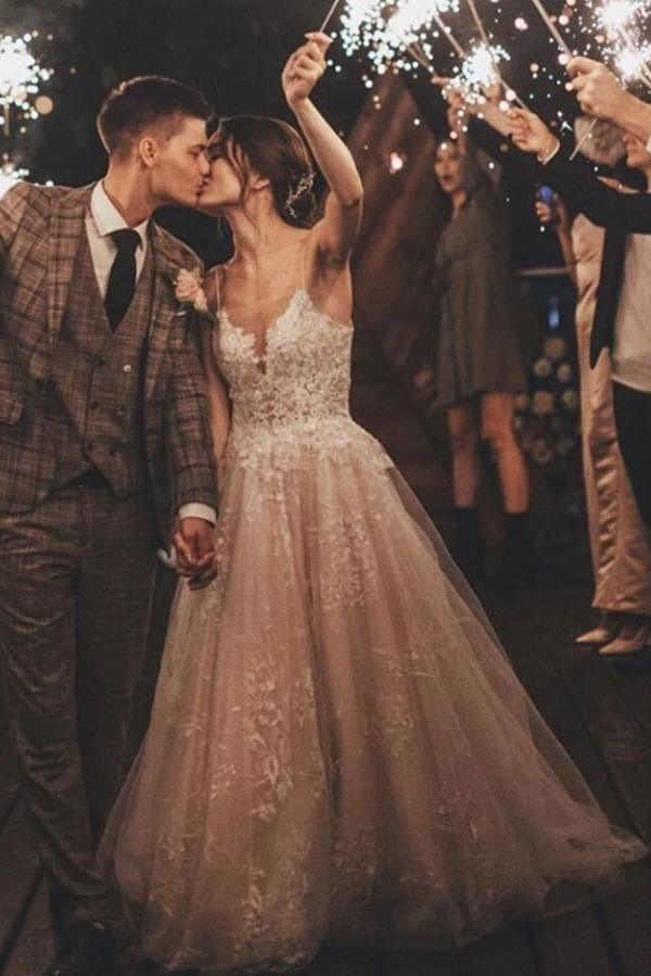 Romantic Long Tulle Spaghetti Straps Lace Wedding Dress with A-Line V-Neck